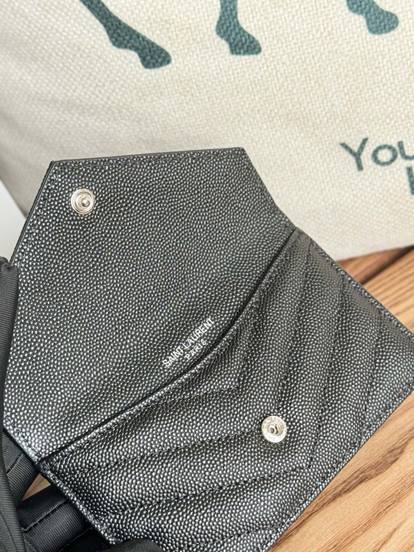 イヴサンローラン財布着用イメージ